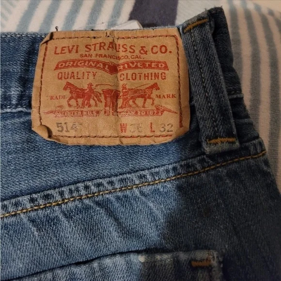 36x32 Levi's 514 unisex jeans with fold over button flap back pockets. - Picture 6 of 8